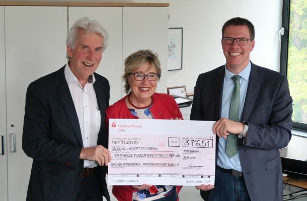 Scheckuebergabe Kinderkrebshilfe scaled