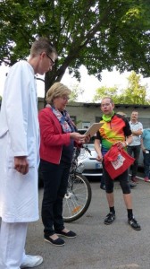 Prof.Dr. Simon und Marlene Merhar begrüssen die Regenbogenfahrer