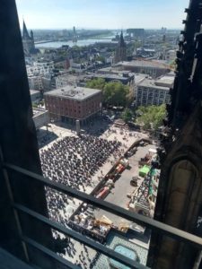 Blick auf die Motorräder vom Kölner Domdach