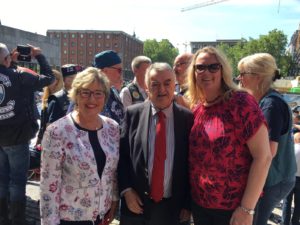 Marlene Merhar und Monika Burger-Schmidt mit Innenminister Reul