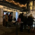 Innenhof mit Besuchern 1