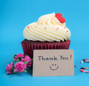danke merken mit cupcake und rosa blumenstrauss rose blume scaled e1689257887505