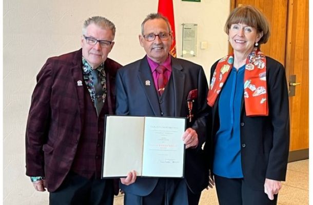 Larry Bundesverdienstkreuz Einzelbild 24b40614